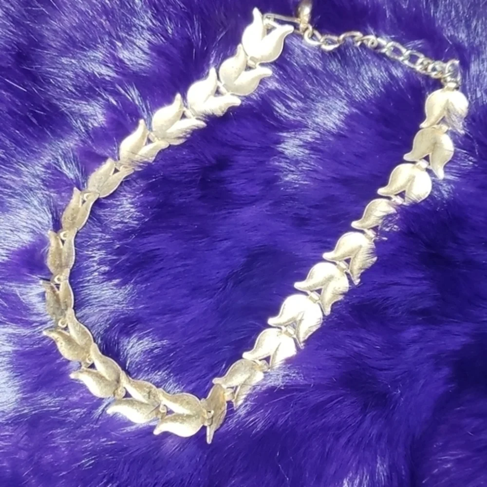 Vtg. White Enameled‎ Tulip Necklace